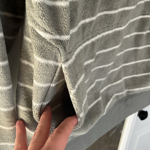 Toad & Co Gray Stripped Cowl Neck Fleece Sweater size small - Picture 3 of 8